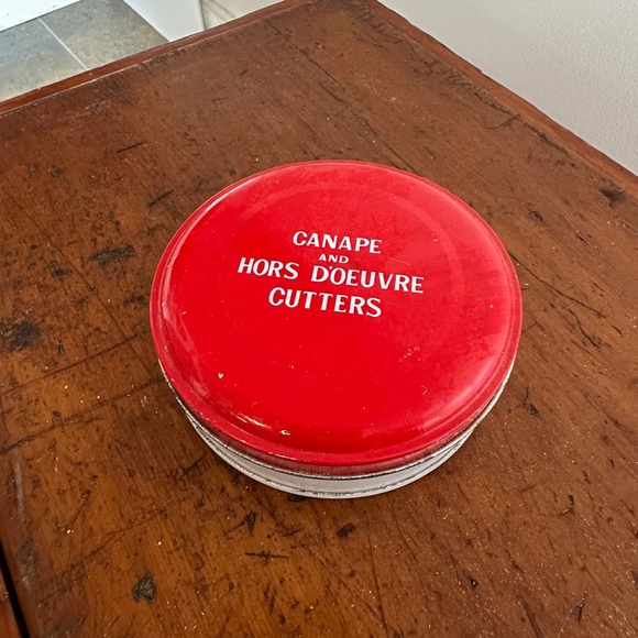 Metal box of Hors d’œuvres cutters - Picture 3 of 3